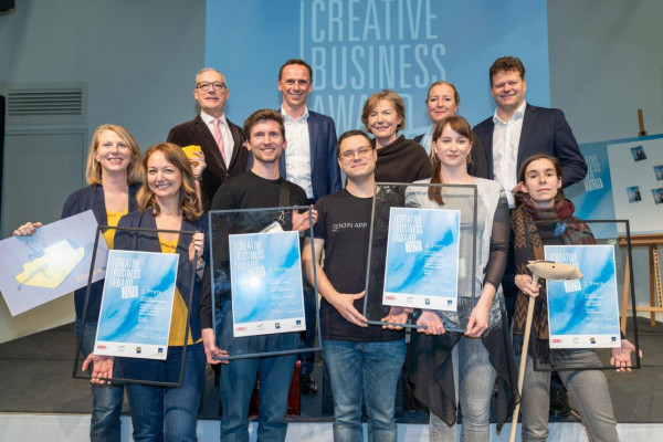 Die Siegerinnen und Sieger mit ihren Urkunden mit Landesrat Jochen Danninger sowie Herbert Grüner und Johannes Zederbauer von der New Design University