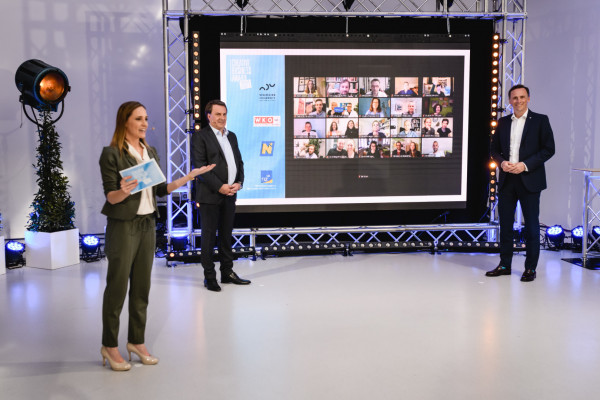Moderatorin Margit Laufer mit WKNÖ-Präsident Ecker, Landesrat Danninger und den virtuellen Teilnehmerinnen und Teilnehmern auf dem Bildschirm