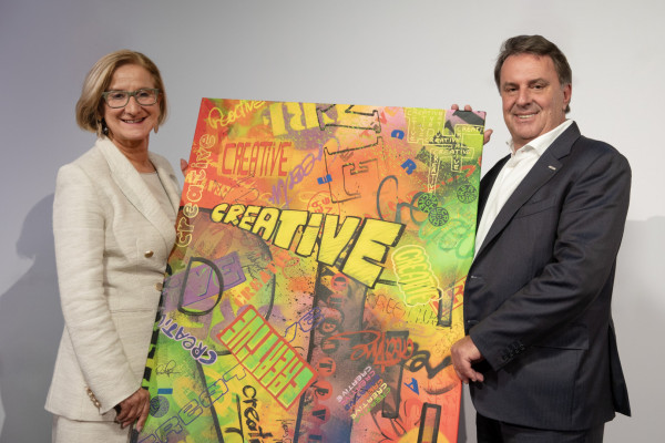 Landeshauptfrau Johanna Mikl-Leitner und WKNÖ-Präsident Wolfgang Ecker mit einem kreativen Bild in den Händen